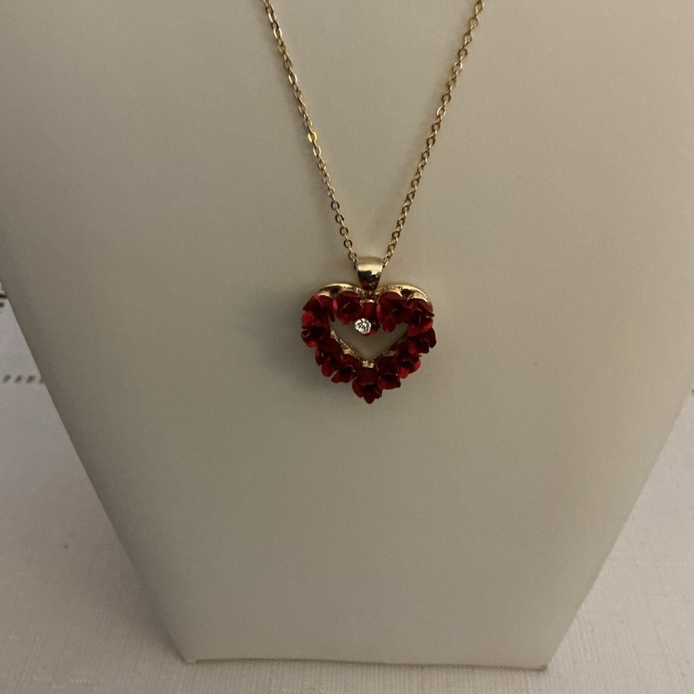 Avon “Heart of Roses” Vintage Gold Tone Pendant Necklace